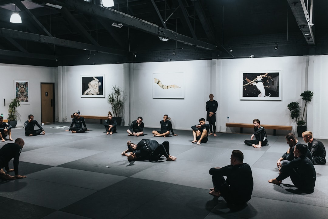 people-sitting-on-floor-in-front-of-white-wall-dt3bb-kdaus